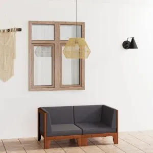 Set canapea 2 locuri cu perne gri închis, lemn masiv acacia